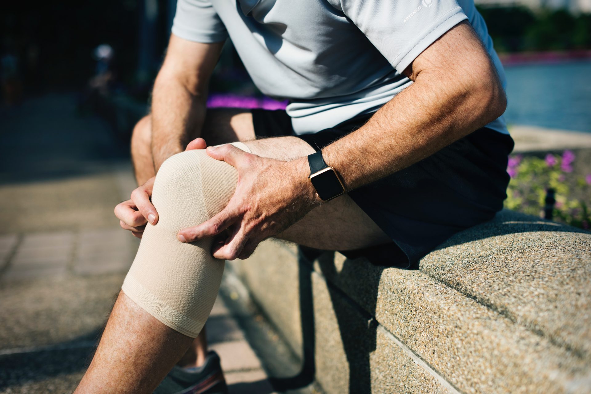 8 Surprisingly Effective Ways To Stop Runner's Knee Pain // Long Run Living